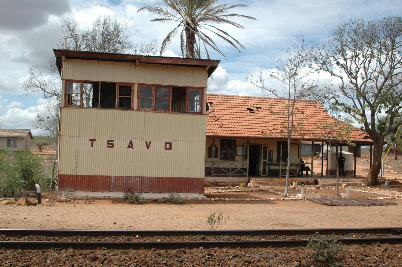 Maneaters Tsavo Exterior foto